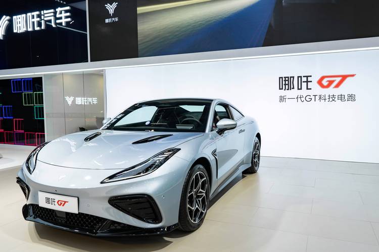 深圳105哪吒汽车在智能汽车领域的表现，领途汽车在新能源汽车市场中的影响力